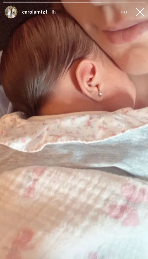 CAPTURA DE PANTALLA: INSTAGRAM Carola Martínez con su cuarto hijo