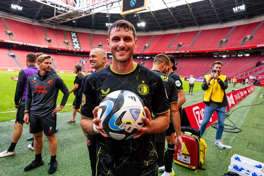 Santi Giménez tras su hat-trick ante Ajax