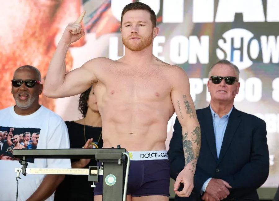 Canelo en la ceremonia de pesaje