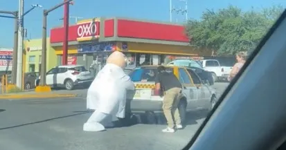 La botarga corrió a auxiliar al taxista