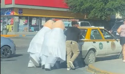 Inmeditamente llegó una segunda botarga al rescate