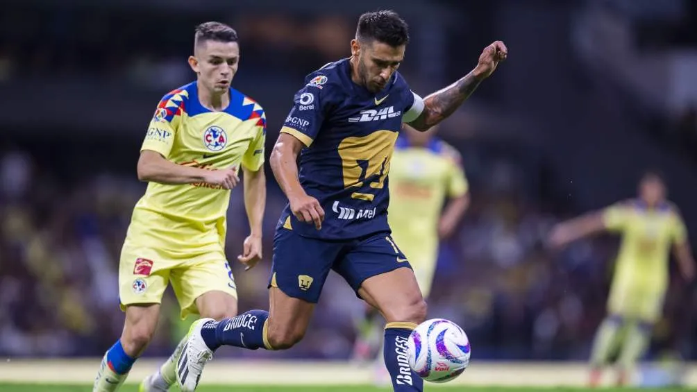 Álvaro Fidalgo de América y 'Toto' Salvio de Pumas en el Clásico Capitalino