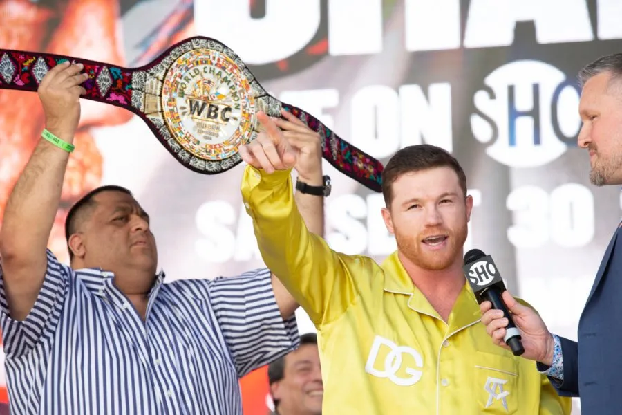 Canelo en la ceremonia de pesaje