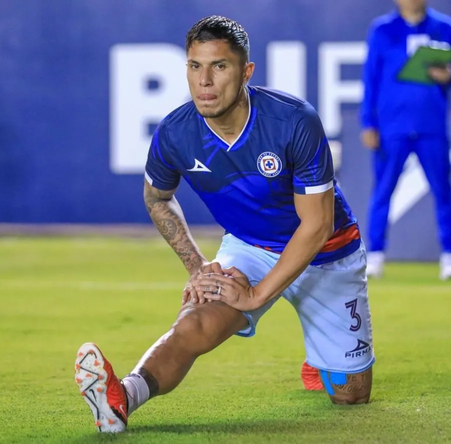 Carlos Salcedo calentando