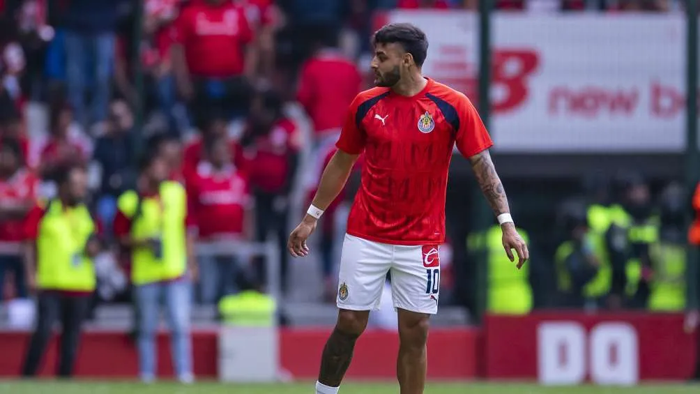 Alexis Vega en calentamiento en el Estadio Nemesio Diez