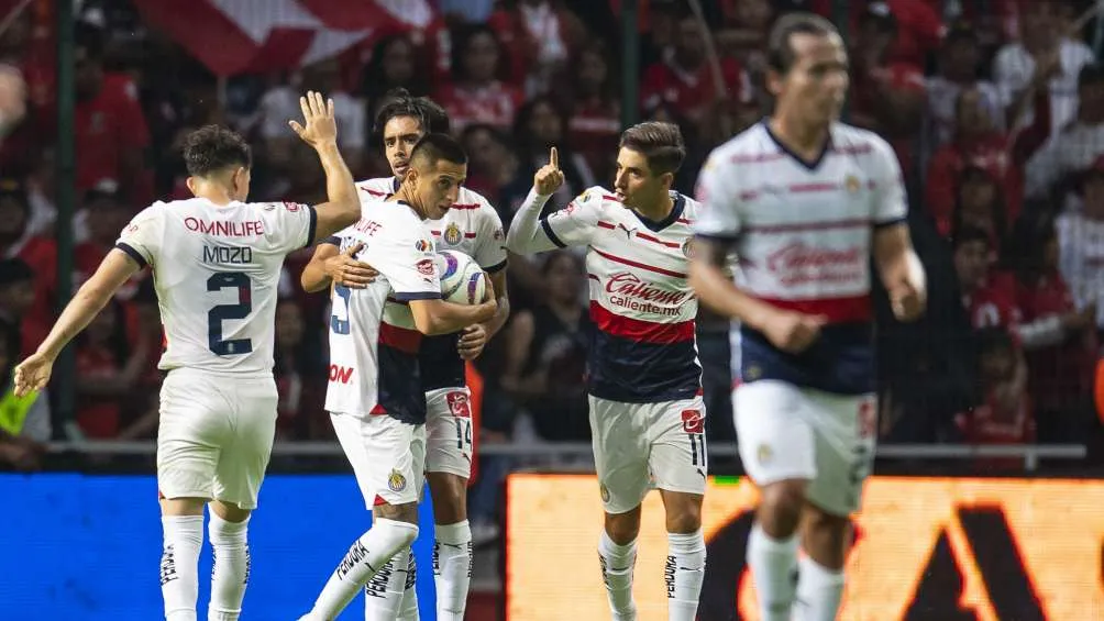 Jugadores de Chivas celebran el gol del empate ante Toluca