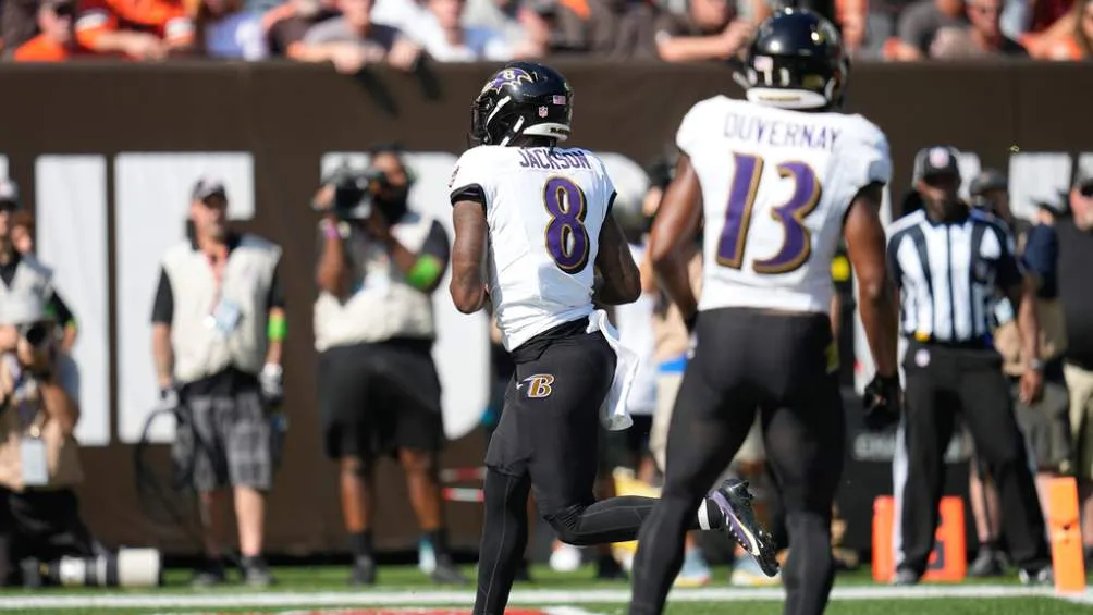 Lamar Jackson en acción durante el partido contra los Cleveland Browns