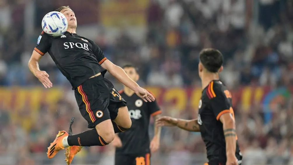 Edoardo Bove en acción con la Roma