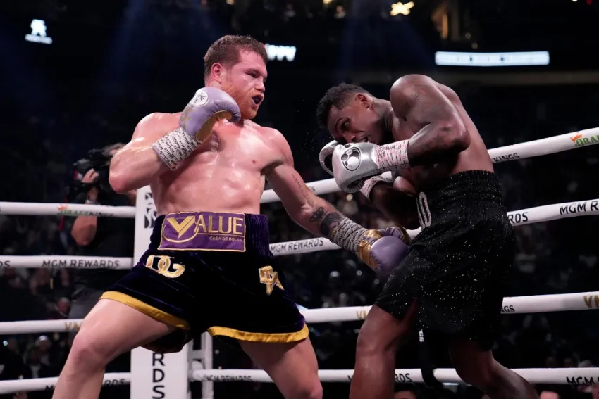 Álvarez conectando golpes a su rival