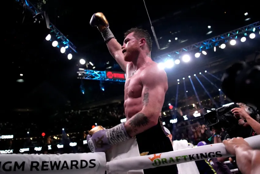 Canelo cantando victoria en el ring