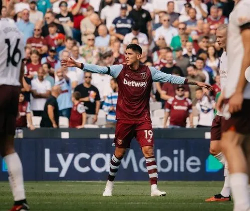 Edson Álvarez en un partido de West Ham