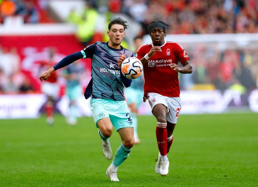 Disputa por el esférico en la grama