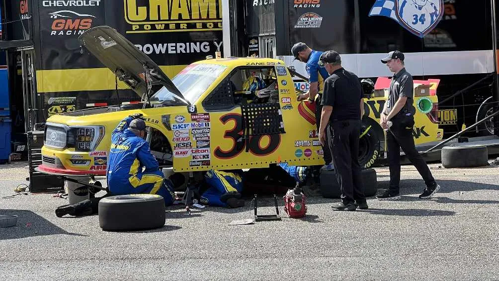 El piloto golpeó a uno de sus mecánicos