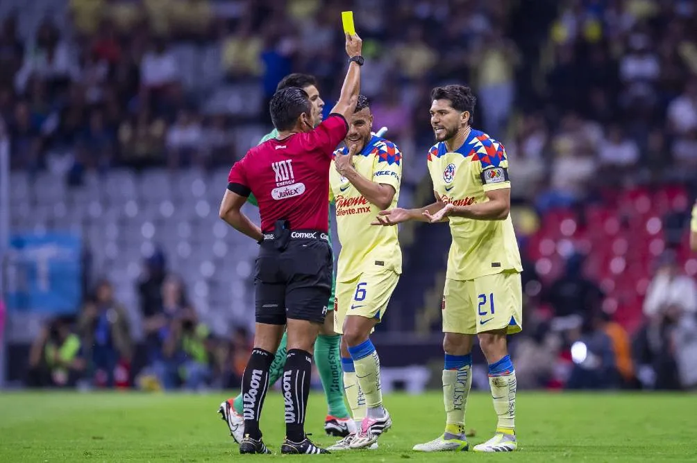 El arbitraje generó polémica en el Clásico
