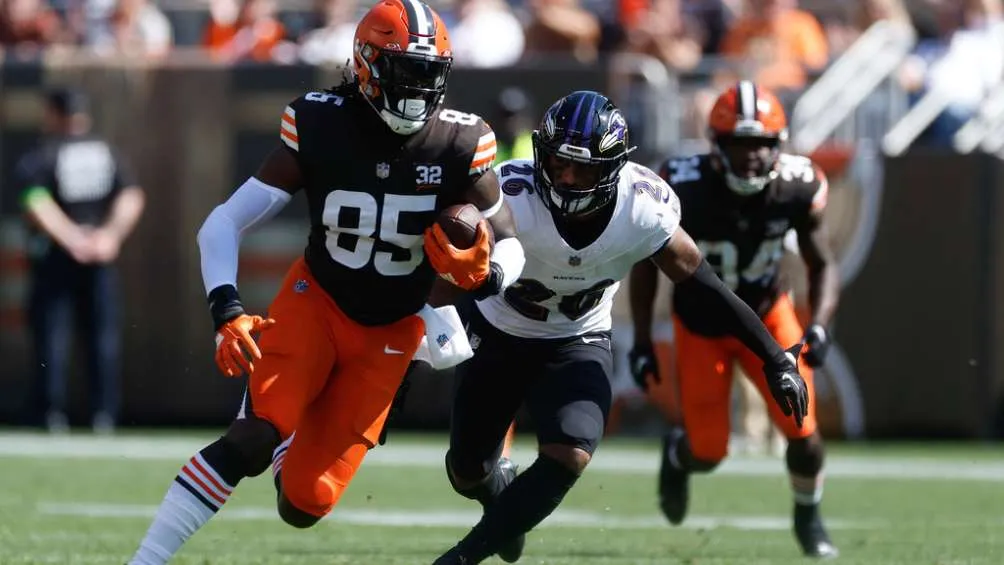 David Njoku se se enfrenta al safety Geno Stone