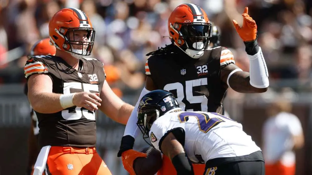 Njoku hace la seña para el primer down durante el partido