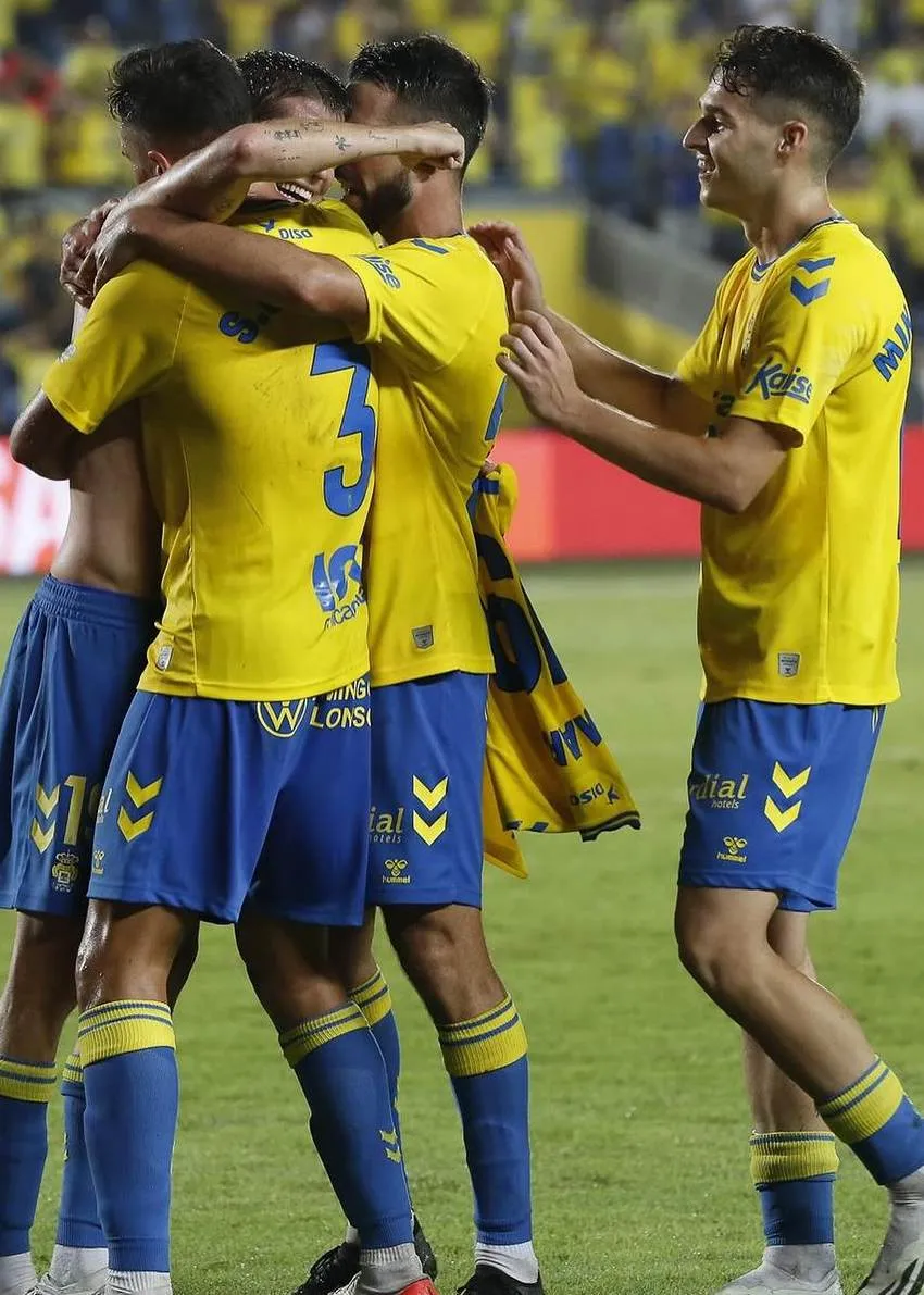 Abrazo de gol de los jugadores amarillos