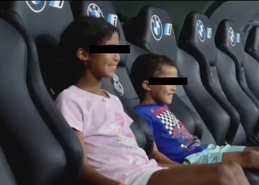 Sentados en las bancas del los jugadores