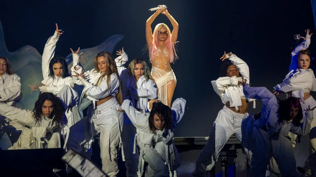 Karol G durante un show