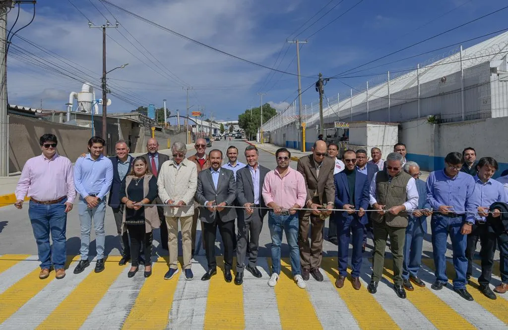 Inauguran Pedro Rodríguez y empresarios pavimentación en zona industrial en Atizapán