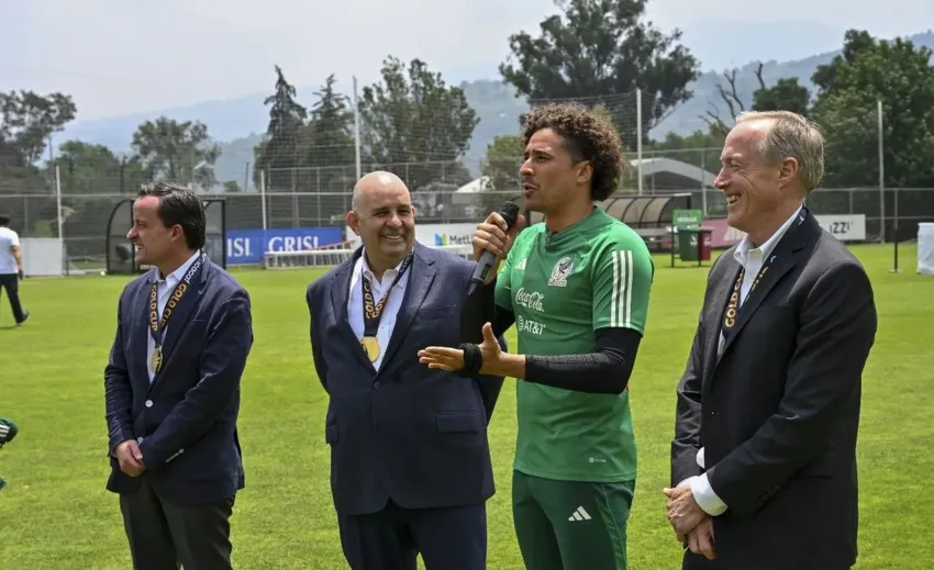 Directivos de la Federación con Memo Ochoa