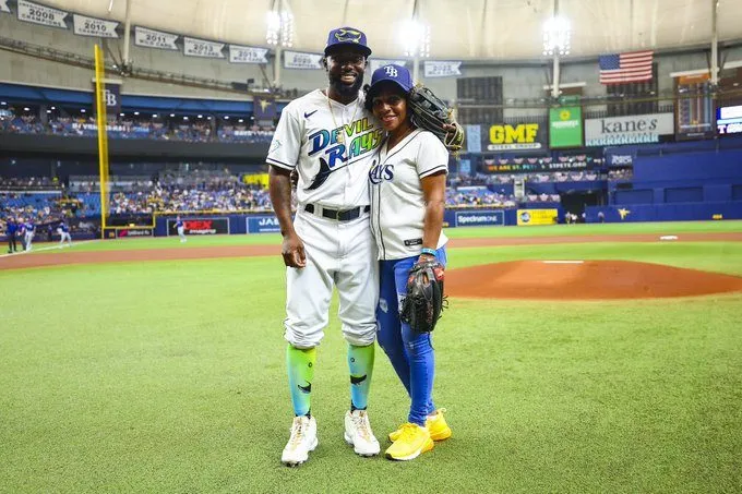 Twitter @RaysBaseball Randy Arozarena junto a su madre previo al juego de Rays