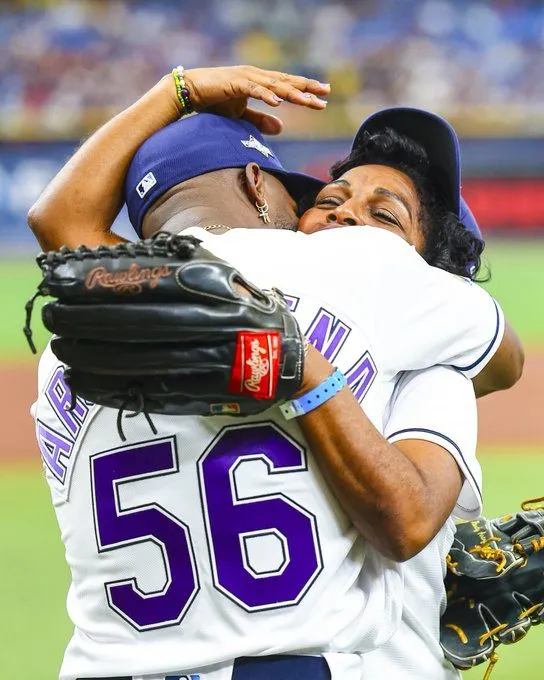 Twitter @RaysBaseball Randy Arozarena abraza a su mamá
