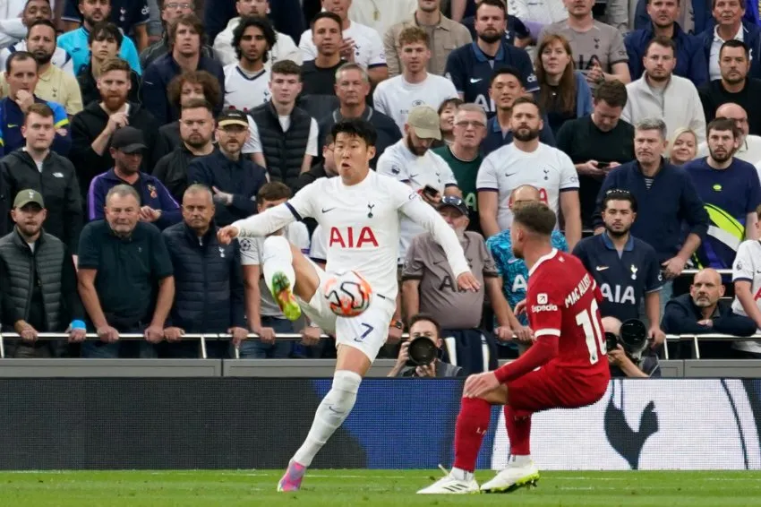 El delantero Son con el control de la pelota