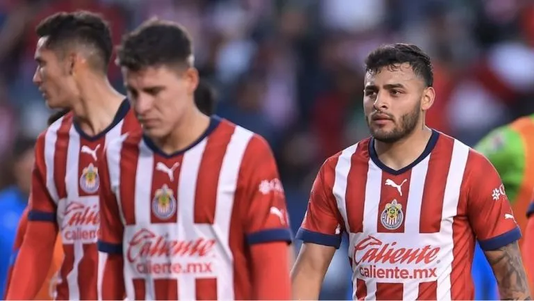 Alexis Vega jugando con las Chivas