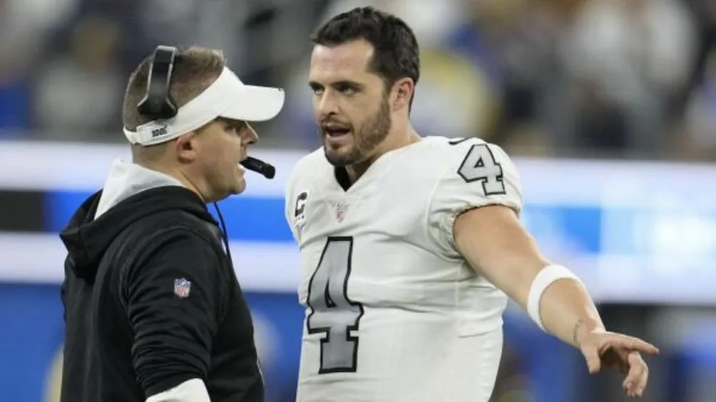 McDaniels junto a Derek Carr