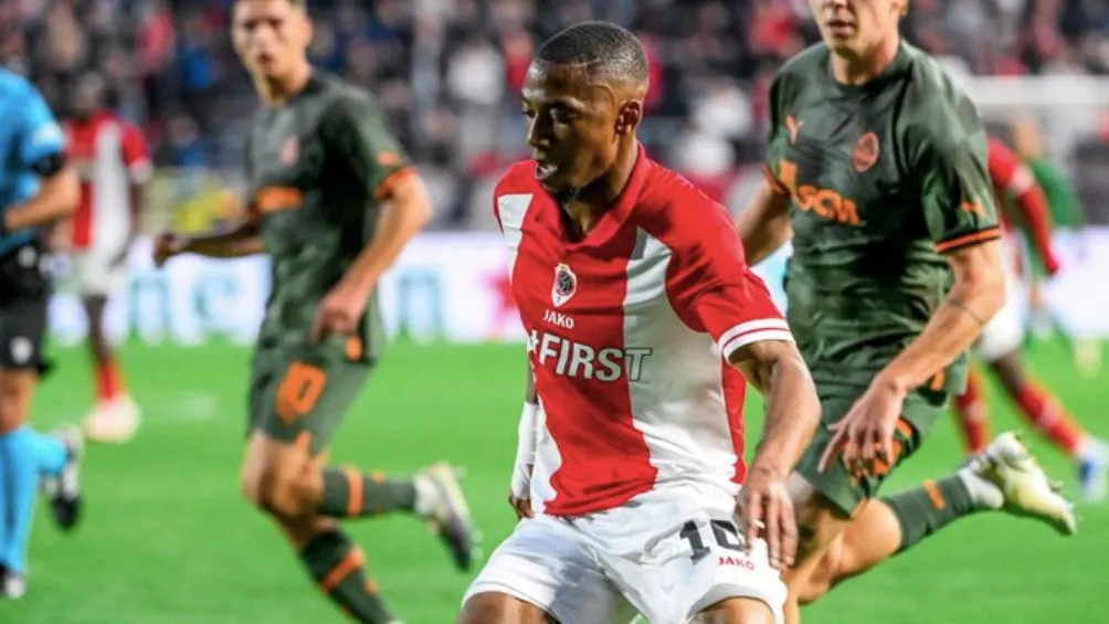 TWITTER: @ChampionsLeague El equipo belga se puso al frente en el primer tiempo