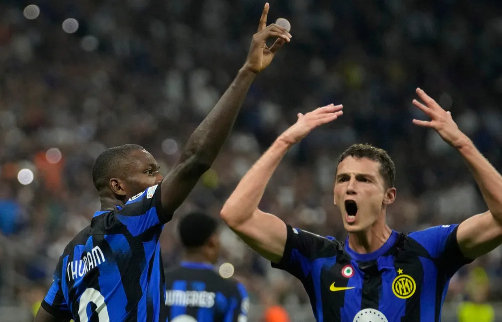 AP Thuram celebra con Benjain Pavard