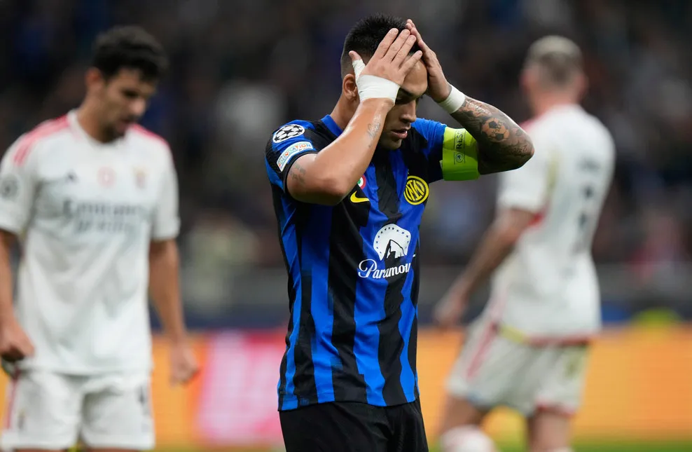 AP Lautaro Martínez lamenta un error