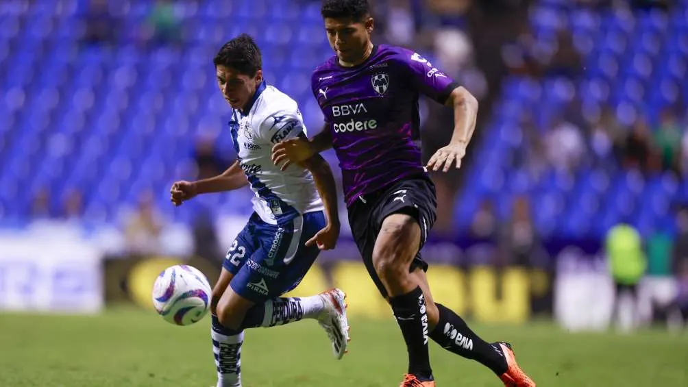 Víctor Guzmán y Carlos Baltazar en disputa por el balón