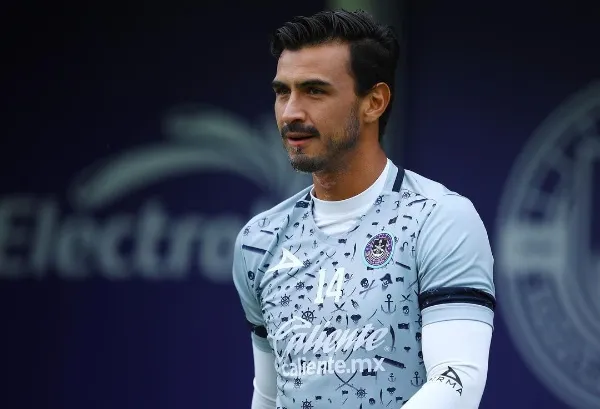 Oswaldo jugando en la Liga MX