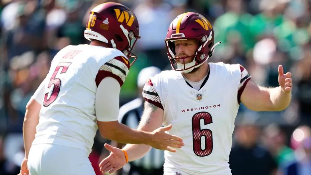 AP Joey Syle y Tress Way en celebración en el juego ante Philadelphia