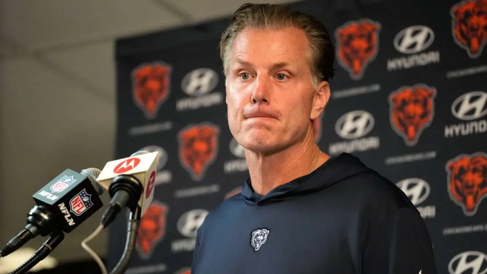 AP Matt Eberflus en conferencia de prensa de los Bears de Chicago