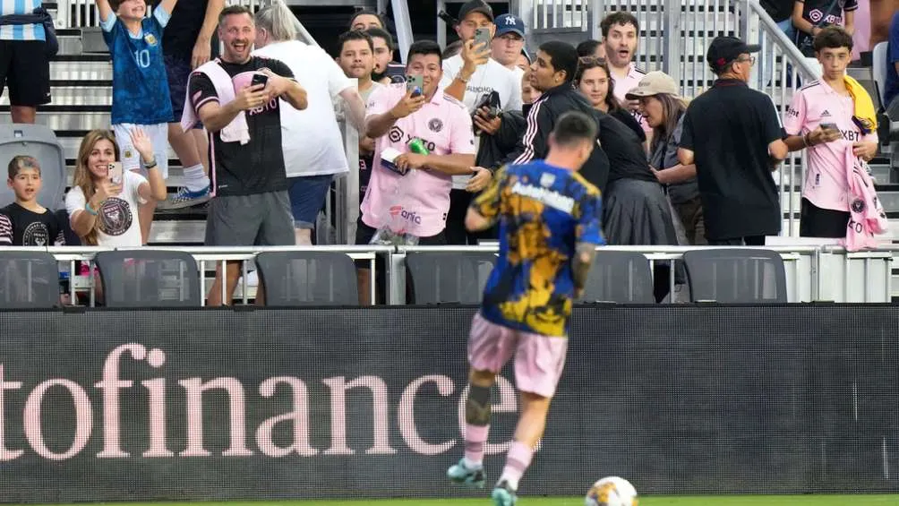 Los aficionados del Inter Miami admiran a Messi durante el calentamiento