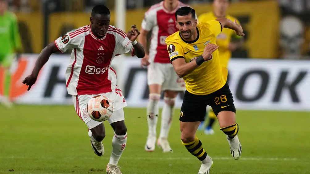 AP Borges y Hajsafi se enfrentan por el balón en Atenas