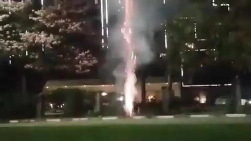 Hinchas lanzaron pirotecnia