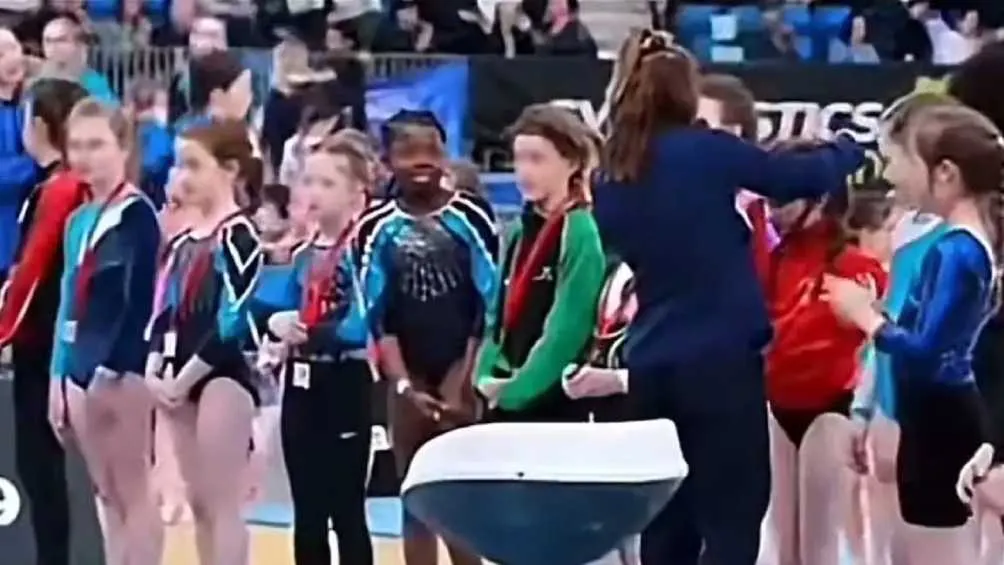 CAPTURA DE PANTALLA La pequeña incluso volteó a ver a la jueza tras recibir su medalla