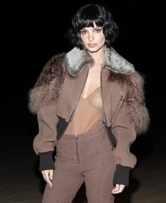 Emily Ratajkowski consiente a sus seguidores