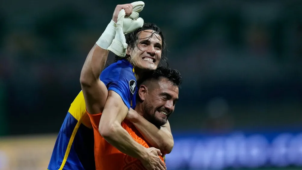 Sergio Romero festeja con Cavani