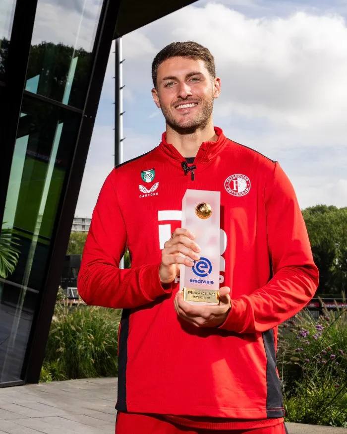 Santiago Giménez con el premio a jugador del mes
