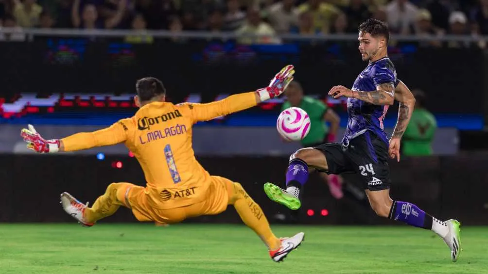Luis Amarilla de Mazatlán y Luis Malagón en la jugada del gol de los Cañoneros