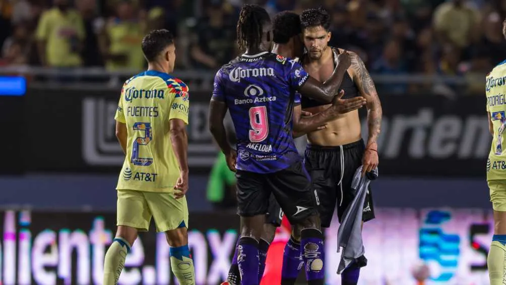 Los jugadores de Mazatlán en el festejo del gol de Amarilla
