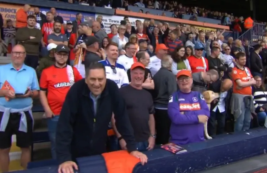 La afición del equipo local en el estadio