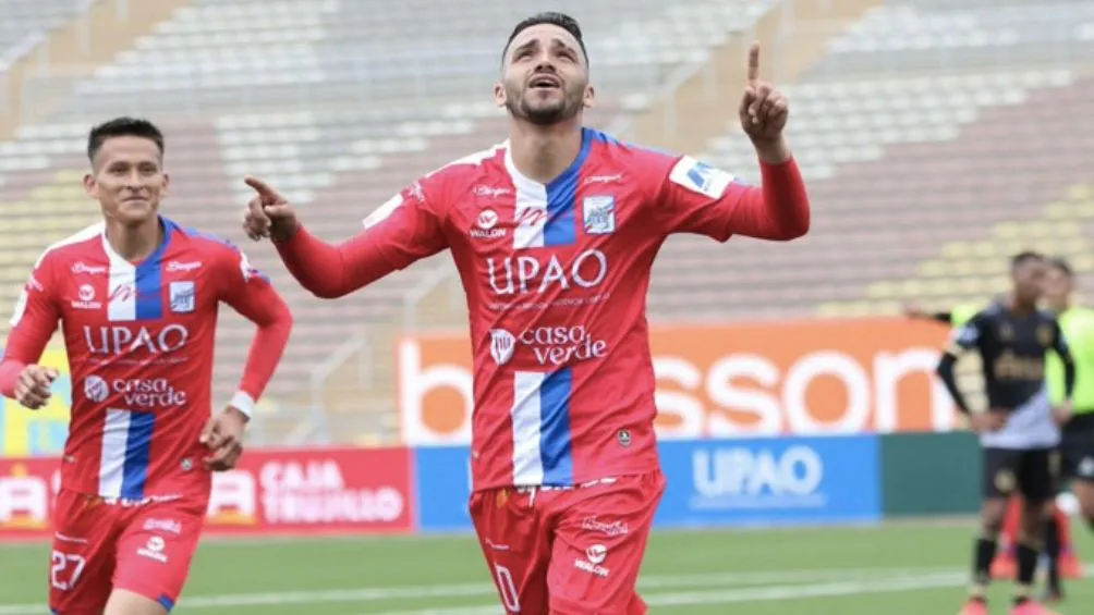Arce durante un partido en la Liga de Perú