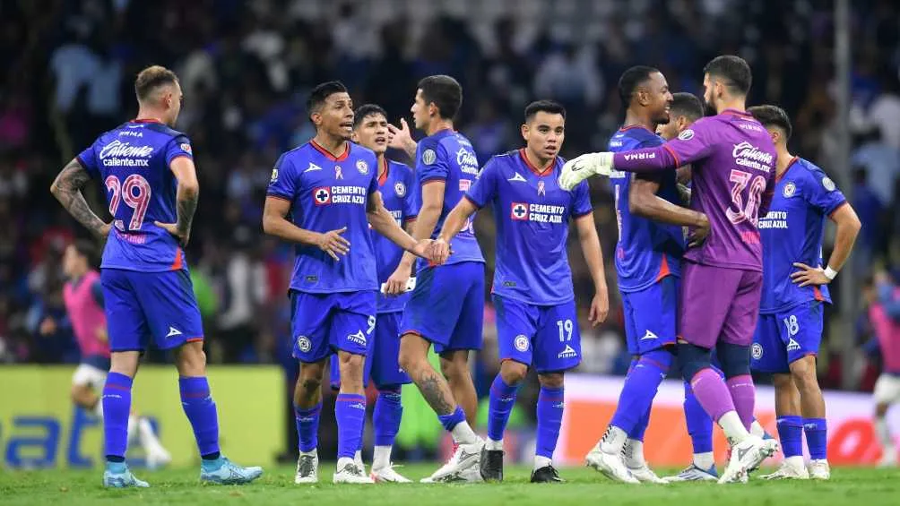 Los futbolistas de Cruz Azul al medio tiempo en el juego ante Pumas