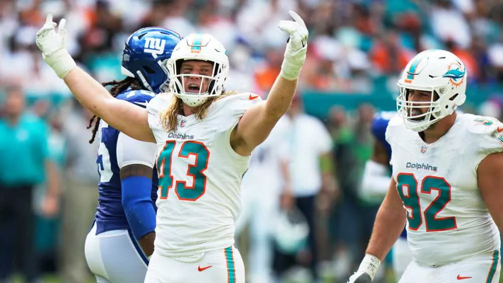 Andrew Van Ginkel celebra tras una captura al QB de Nueva York, Daniel Jones